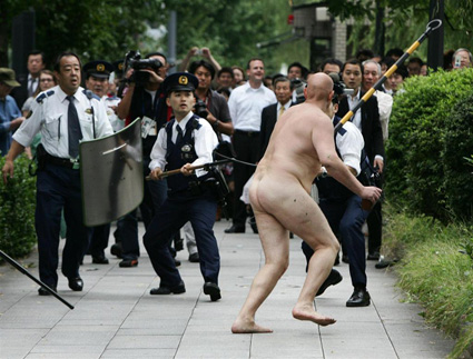 naked guy running from the cops