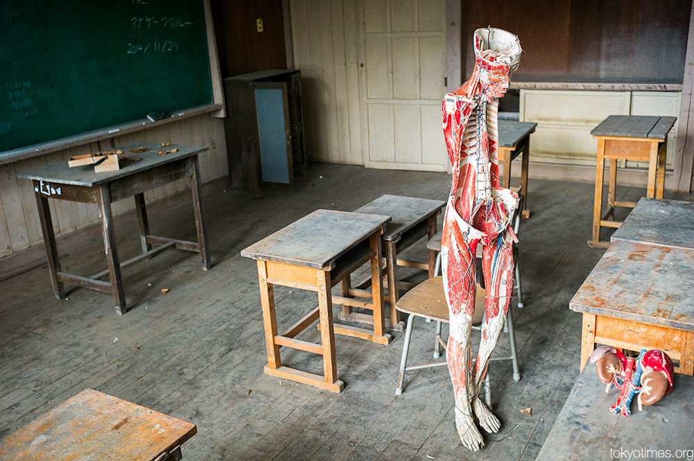 old-abandoned-japanese-school11.jpg